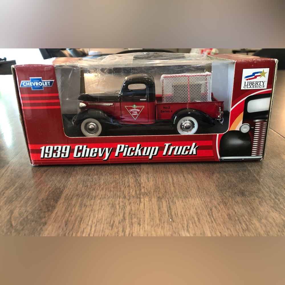 Liberty Classics 1939 Chevy Pickup Canadian Tire 1:24 Diecast Bank 1/14000